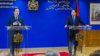 Drapeaux marocain et espagnol côte à côte, symbolisant la tension diplomatique autour de Sebta.