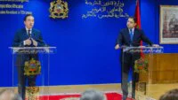 Drapeaux marocain et espagnol côte à côte, symbolisant la tension diplomatique autour de Sebta.