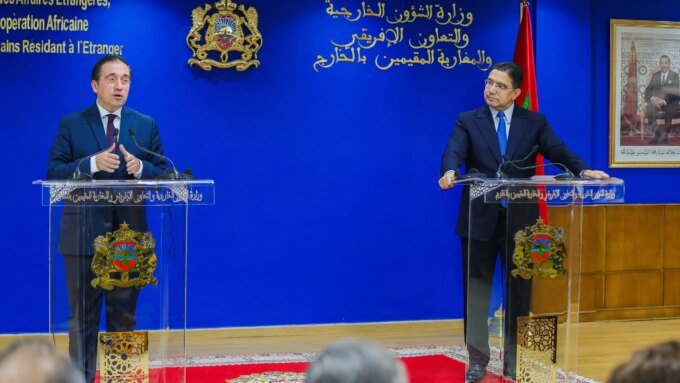 Drapeaux marocain et espagnol côte à côte, symbolisant la tension diplomatique autour de Sebta.