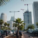 Maroc : la croissance prévue à 4,1% en 2027 6 Vue panoramique d'une ville marocaine moderne avec des bâtiments et des infrastructures, symbolisant le dynamisme économique.