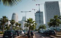 Vue panoramique d'une ville marocaine moderne avec des bâtiments et des infrastructures, symbolisant le dynamisme économique.