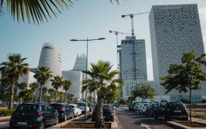 Vue panoramique d'une ville marocaine moderne avec des bâtiments et des infrastructures, symbolisant le dynamisme économique.
