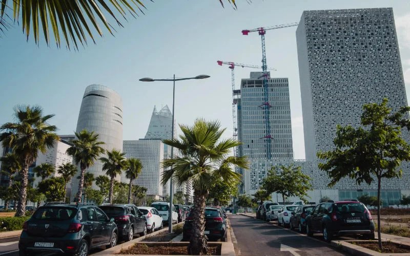 Maroc : la croissance prévue à 4,1% en 2027 1 Vue panoramique d'une ville marocaine moderne avec des bâtiments et des infrastructures, symbolisant le dynamisme économique.
