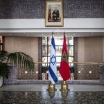 Représentation symbolique de l'opposition politique marocaine à la normalisation avec Israël, illustrant le rejet de l'Alliance de gauche.