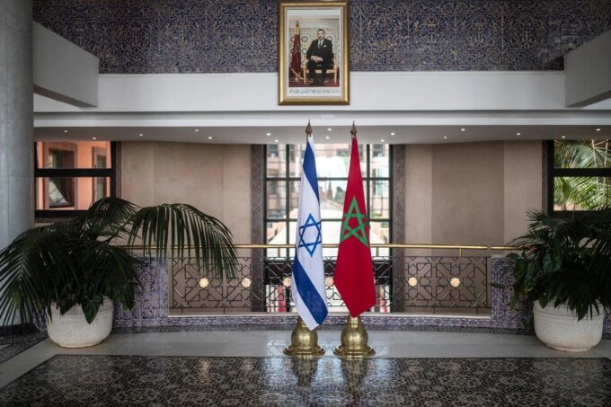 Représentation symbolique de l'opposition politique marocaine à la normalisation avec Israël, illustrant le rejet de l'Alliance de gauche.