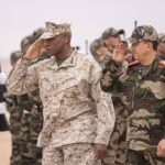 Le général Michael Langley (AFRICOM) et le général de division Mohammed Berrid (Forces armées royales marocaines) lors de l'exercice African Lion 2024 à Tantan.