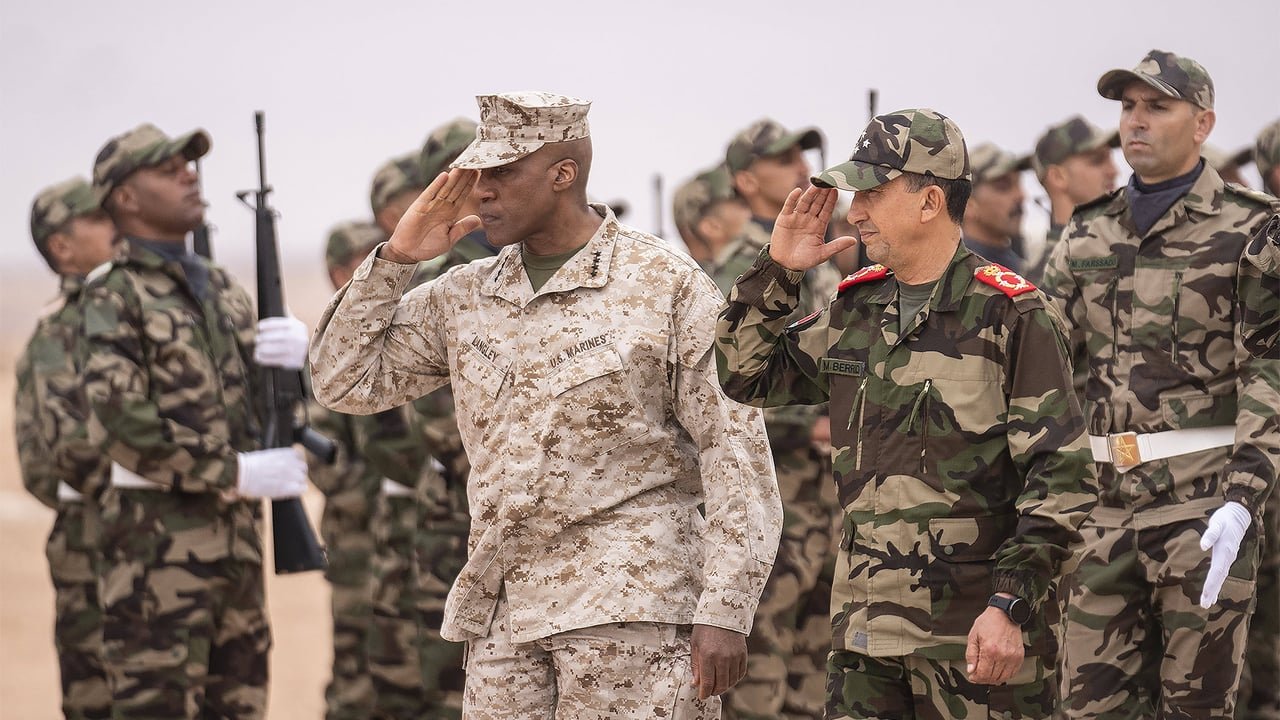 Le général Michael Langley (AFRICOM) et le général de division Mohammed Berrid (Forces armées royales marocaines) lors de l'exercice African Lion 2024 à Tantan.