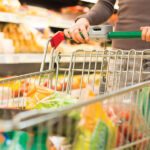 Un étal de marché marocain coloré présentant une variété de produits locaux et internationaux, symbolisant la préférence des consommateurs pour les marques nationales.