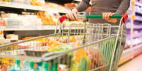 Un étal de marché marocain coloré présentant une variété de produits locaux et internationaux, symbolisant la préférence des consommateurs pour les marques nationales.