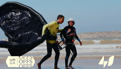 Vue aérienne de la médina d'Essaouira et de sa plage, avec des festivaliers profitant de la musique électronique en plein air, symbolisant les 10 ans du MOGA Festival.