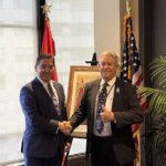Nasser Bourita, ministre des Affaires étrangères du Maroc, et le sénateur républicain américain Joe Wilson lors de leur rencontre à New York.