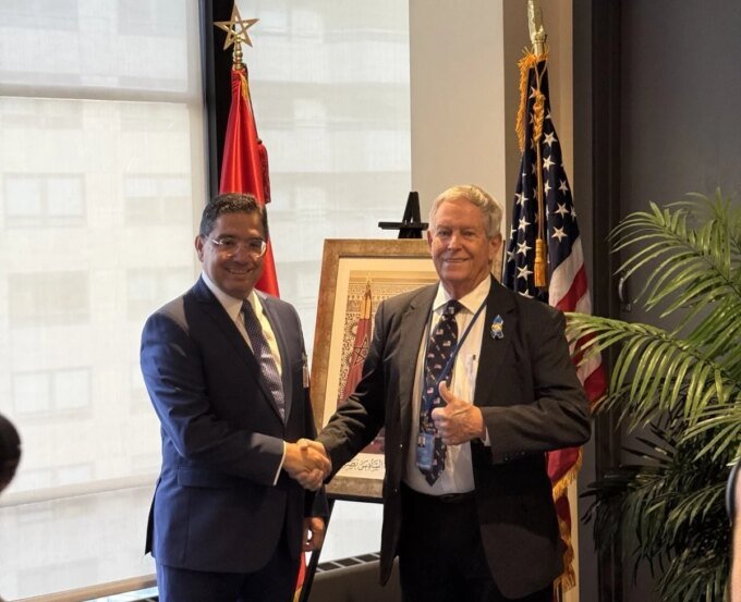 Nasser Bourita, ministre des Affaires étrangères du Maroc, et le sénateur républicain américain Joe Wilson lors de leur rencontre à New York.