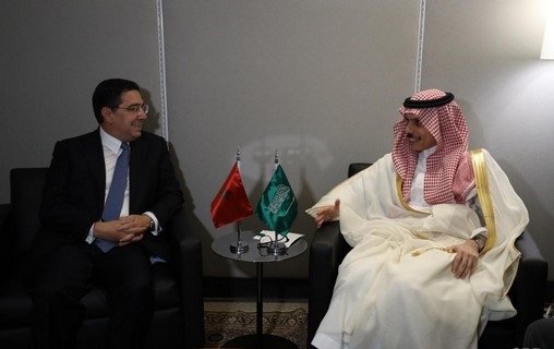 Nasser Bourita, ministre des Affaires étrangères du Maroc, en pleine discussion diplomatique avec ses homologues saoudien et libanais, et le ministre émirati de l'Industrie, lors de la 81e AG de l'ONU à New York.