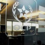 OCP lève 149,9 millions de dollars via un “Tap Issue” sur sa dette hybride 3 Logo OCP S.A. avec un graphique financier en arrière-plan, symbolisant une levée de fonds réussie et la solidité financière du groupe.