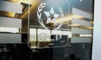 Logo OCP S.A. avec un graphique financier en arrière-plan, symbolisant une levée de fonds réussie et la solidité financière du groupe.