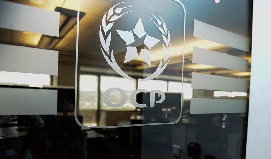 OCP lève 149,9 millions de dollars via un “Tap Issue” sur sa dette hybride 1 Logo OCP S.A. avec un graphique financier en arrière-plan, symbolisant une levée de fonds réussie et la solidité financière du groupe.