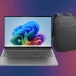 Le Lenovo IdeaPad Slim 5 16IPH11, un PC portable avec écran OLED de 16 pouces, clavier et pavé numérique, posé sur une surface sombre, avec un sac à dos Lenovo noir à côté.