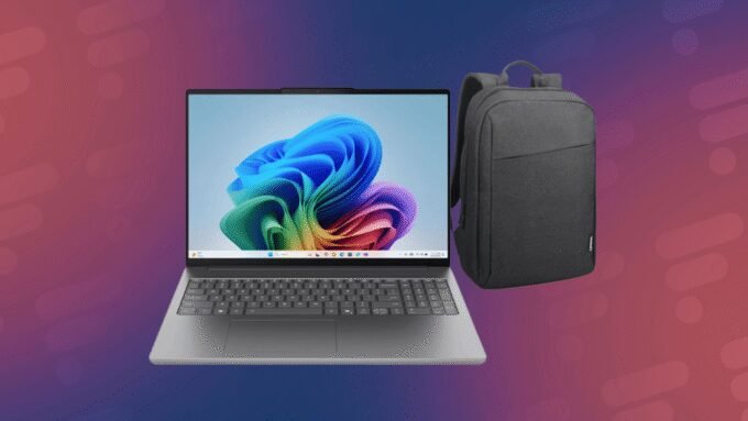 Le Lenovo IdeaPad Slim 5 16IPH11, un PC portable avec écran OLED de 16 pouces, clavier et pavé numérique, posé sur une surface sombre, avec un sac à dos Lenovo noir à côté.