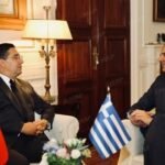 Ministres des Affaires étrangères George Gerapetritis (Grèce) et Nasser Bourita (Maroc) se serrant la main à Athènes, symbolisant le renforcement des liens bilatéraux.