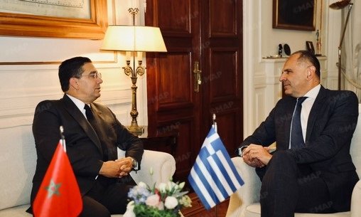 Ministres des Affaires étrangères George Gerapetritis (Grèce) et Nasser Bourita (Maroc) se serrant la main à Athènes, symbolisant le renforcement des liens bilatéraux.