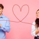 Une jeune personne de la Gen Z souriante, offrant discrètement un petit cadeau ou un café à un ami, symbolisant le concept de 'pretending' et les petites attentions qui expriment l'affection.
