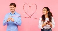 Une jeune personne de la Gen Z souriante, offrant discrètement un petit cadeau ou un café à un ami, symbolisant le concept de 'pretending' et les petites attentions qui expriment l'affection.
