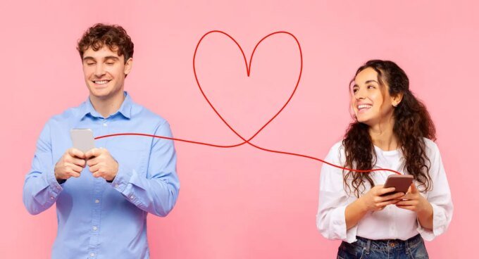 Une jeune personne de la Gen Z souriante, offrant discrètement un petit cadeau ou un café à un ami, symbolisant le concept de 'pretending' et les petites attentions qui expriment l'affection.