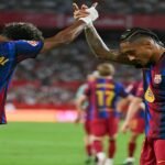 Raphinha, attaquant du FC Barcelone, célèbre son triplé après avoir marqué contre le Séville FC en Liga.