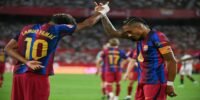 Raphinha, attaquant du FC Barcelone, célèbre son triplé après avoir marqué contre le Séville FC en Liga.
