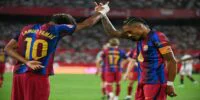 Raphinha, attaquant du FC Barcelone, célèbre son triplé après avoir marqué contre le Séville FC en Liga.