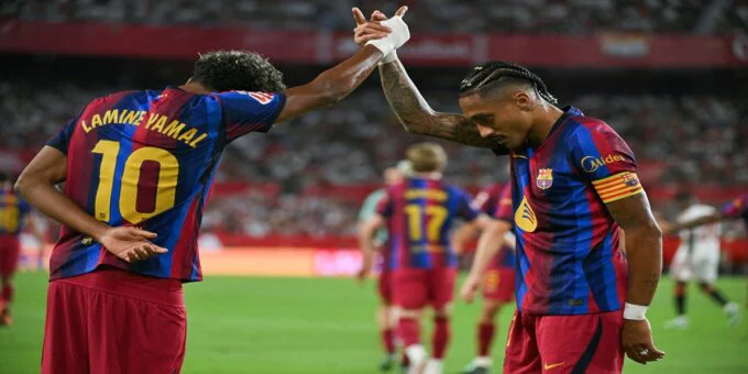 Raphinha, attaquant du FC Barcelone, célèbre son triplé après avoir marqué contre le Séville FC en Liga.