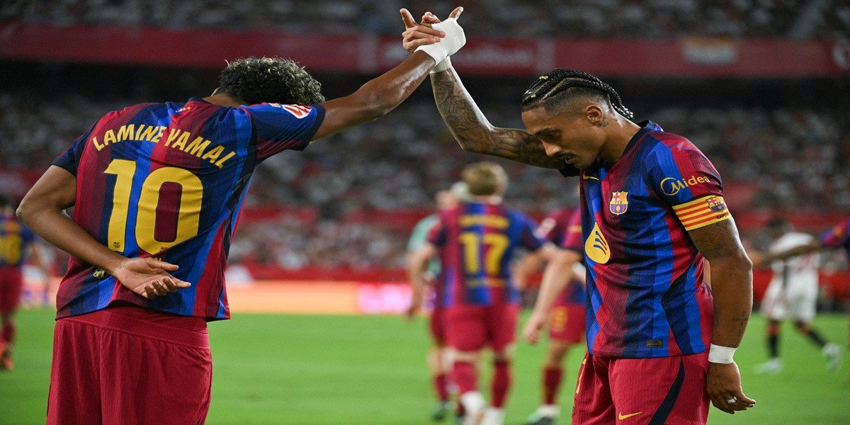 Liga : Raphinha en Feu ! Un Triplé Assure la Victoire du Barça à Séville et Confirme son Leadership 3 Raphinha, attaquant du FC Barcelone, célèbre son triplé après avoir marqué contre le Séville FC en Liga.
