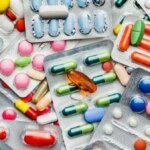 Boîtes de médicaments avec des flèches de réduction symbolisant la baisse des prix au Maroc