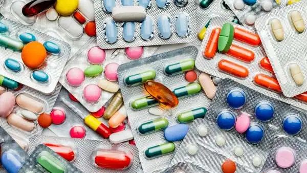 Boîtes de médicaments avec des flèches de réduction symbolisant la baisse des prix au Maroc