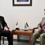 Ahmed Attaf, ministre algérien des Affaires étrangères, et Mohamed Yeslem Beissat, chef de la diplomatie du Polisario, lors de leur rencontre à New York.