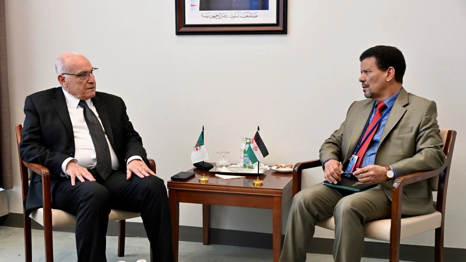 Ahmed Attaf, ministre algérien des Affaires étrangères, et Mohamed Yeslem Beissat, chef de la diplomatie du Polisario, lors de leur rencontre à New York.