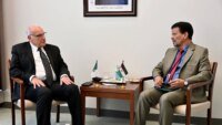 Ahmed Attaf, ministre algérien des Affaires étrangères, et Mohamed Yeslem Beissat, chef de la diplomatie du Polisario, lors de leur rencontre à New York.