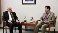 Ahmed Attaf, ministre algérien des Affaires étrangères, et Mohamed Yeslem Beissat, chef de la diplomatie du Polisario, lors de leur rencontre à New York.