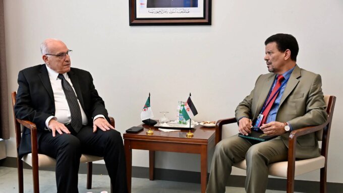 Ahmed Attaf, ministre algérien des Affaires étrangères, et Mohamed Yeslem Beissat, chef de la diplomatie du Polisario, lors de leur rencontre à New York.