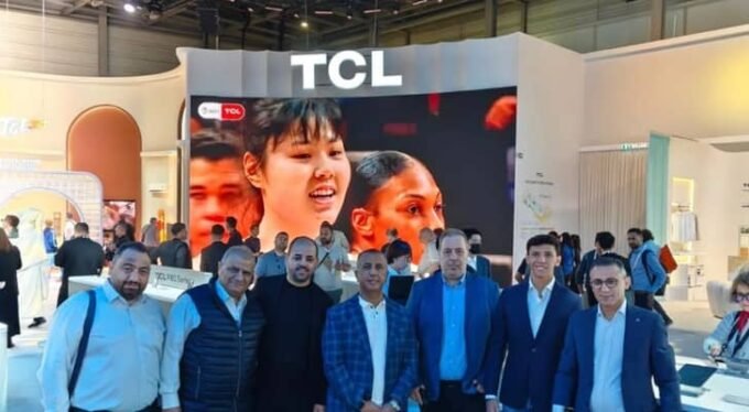 وفد من تجار التجزئة الأردنيين يتفقدون جناح TCL في معرض IFA 2026 ببرلين
