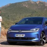 Volkswagen ID. Polo électrique de couleur bleue, vue de trois quarts avant, sur une route sinueuse en Corse.
