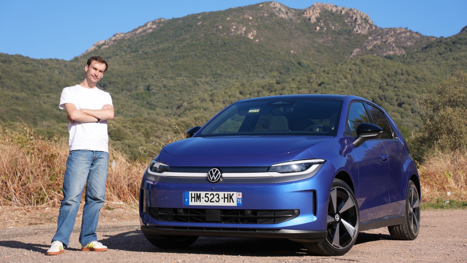 Volkswagen ID. Polo : Le Nouveau Choc Électrique qui Défie la R5 avec son Coffre XXL et son Autonomie Record 3 Volkswagen ID. Polo électrique de couleur bleue, vue de trois quarts avant, sur une route sinueuse en Corse.