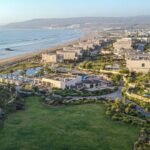 12 humoristes marocains et internationaux, deux soirées, deux univers : Comediablanca débarque à Taghazout Bay pour un week-end de rire 6 Une scène d'humoristes sur scène avec un public riant, symbolisant le festival Comediablanca à Taghazout Bay.