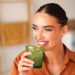 Variété de boissons chaudes et rafraîchissantes (thé matcha, thé noir, chicorée, cacao, eau citronnée) disposées sur une table en bois au lever du soleil, symbolisant des alternatives énergisantes au café.