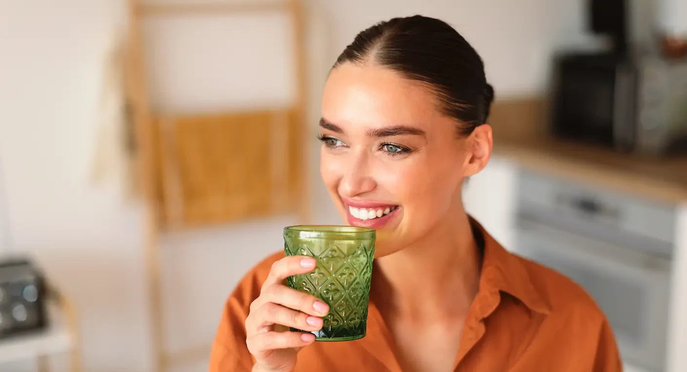5 alternatives au café pour se réveiller le matin 3 Variété de boissons chaudes et rafraîchissantes (thé matcha, thé noir, chicorée, cacao, eau citronnée) disposées sur une table en bois au lever du soleil, symbolisant des alternatives énergisantes au café.