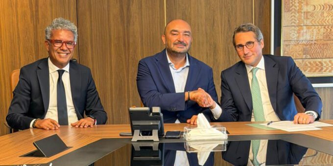 Agadir : La Voie Express Group Déploie 100 MDH pour une Plateforme Logistique d'Envergure à Lqliâa 9 Vue aérienne d'une zone logistique moderne avec des entrepôts et des camions, symbolisant l'investissement de La Voie Express Group à Lqliâa.