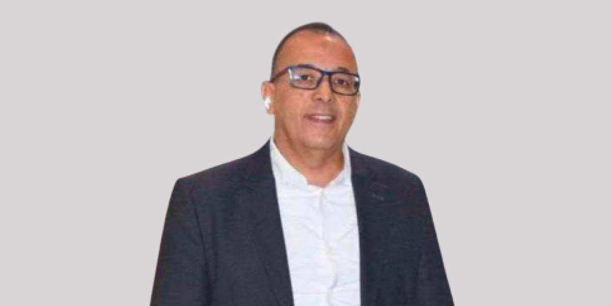 Amine Amanatoullah, Secrétaire général de la FIFEL, s'exprimant avec gravité sur les défis climatiques et hydriques qui menacent l'agriculture marocaine, notamment les cultures maraîchères du Souss-Massa, avec des serres en arrière-plan sous un ciel potentiellement nuageux ou ensoleillé.