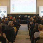 Vue d'ensemble du secteur agroalimentaire marocain, avec des produits agricoles et des usines de transformation en arrière-plan, symbolisant les défis et opportunités.