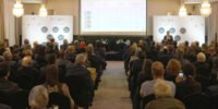 Vue d'ensemble du secteur agroalimentaire marocain, avec des produits agricoles et des usines de transformation en arrière-plan, symbolisant les défis et opportunités.