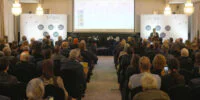 Vue d'ensemble du secteur agroalimentaire marocain, avec des produits agricoles et des usines de transformation en arrière-plan, symbolisant les défis et opportunités.